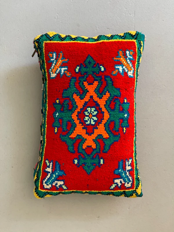 Down Alternative Pillows for Ethical ChoicesCooling Pillows for Hot SleepersKalaat M'Gouna's Symbolic Lion Paw Pillow Down Alternative Pillows for Ethical ChoicesCooling Pillows for Hot SleepersKalaat M'Gouna's Symbolic Lion Paw Pillow