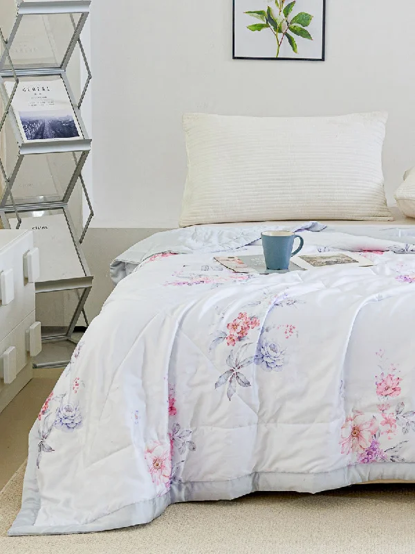 Latex - filled comforters with a bouncy texture and good supportNoor Floral TENCEL™ Lyocell Lightweight Comforter Latex - filled comforters with a bouncy texture and good supportNoor Floral TENCEL™ Lyocell Lightweight Comforter