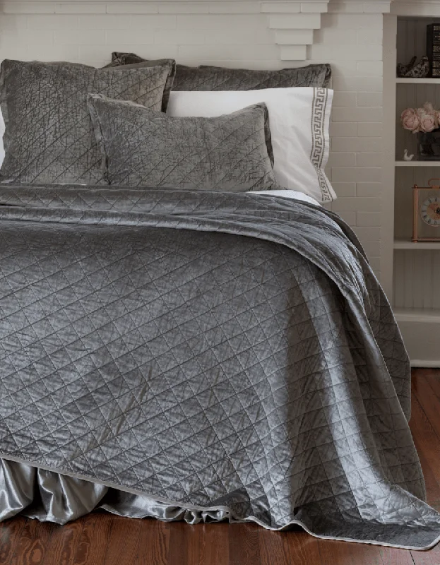 Linen blankets with a rustic and textured lookKing - size blankets to cover large beds comfortablyChloe Silver Velvet Bedding by Lili Alessandra Linen blankets with a rustic and textured lookKing - size blankets to cover large beds comfortablyChloe Silver Velvet Bedding by Lili Alessandra