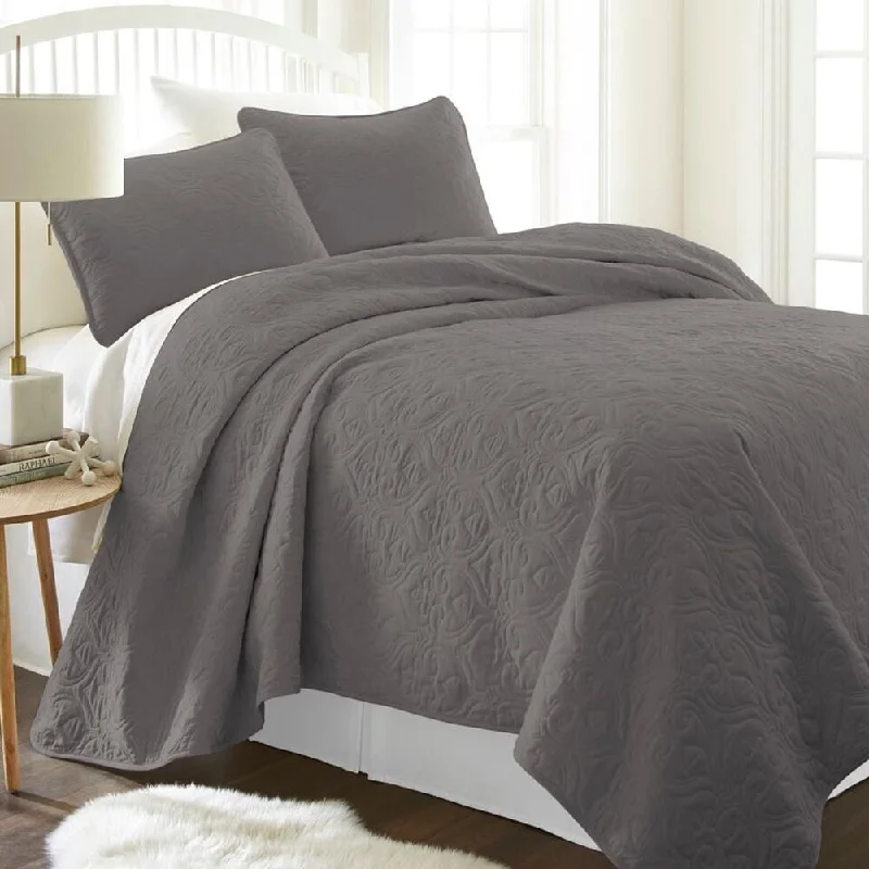 Chenille blankets with a thick and fuzzy textureSilk blankets with a smooth and elegant touch3pc Twin/TwinXL Quilted Coverlet Set Softest Damask Grey