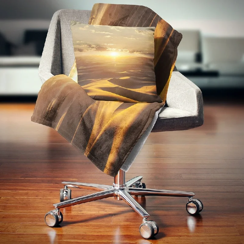 Queen - size blankets for standard - sized bedsSilk blankets with a smooth and elegant touchDesignart 'Evening Sahara Desert with Sunlight' Landscape Fleece Throw Blanket Queen - size blankets for standard - sized bedsSilk blankets with a smooth and elegant touchDesignart 'Evening Sahara Desert with Sunlight' Landscape Fleece Throw Blanket