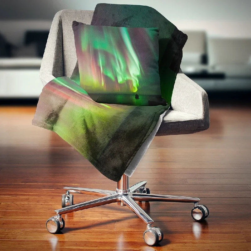 Queen - size blankets for standard - sized bedsWool blankets with natural warmth and insulationDesignart 'Green Northern Lights Aurora' Abstract Throw Blanket