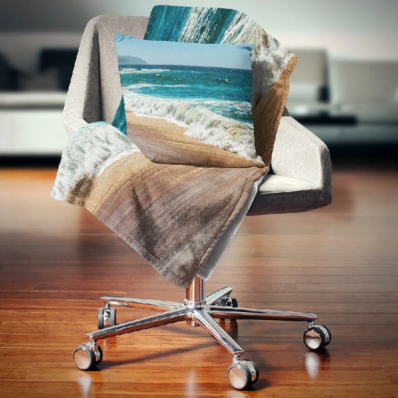 Synthetic fiber blend blankets for a budget - friendly choiceFleece blankets for a cozy and plush textureDesignart 'Ideal Blue Atlantic Beach in Summertime' Seashore Throw Blanket