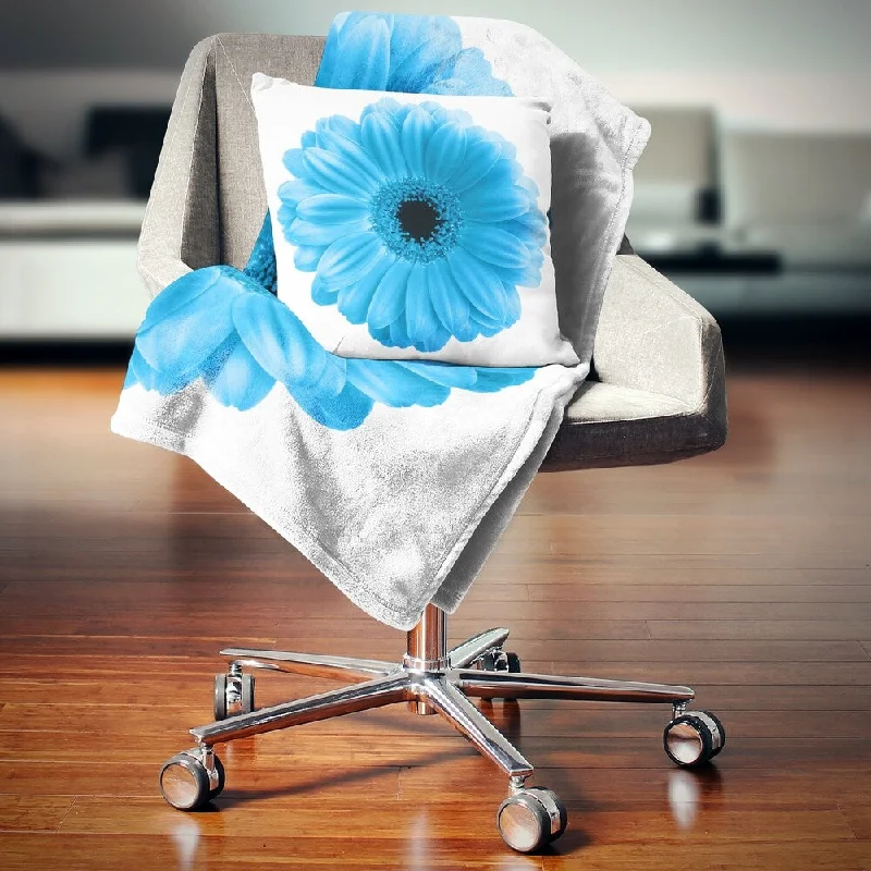Wool blankets with natural warmth and insulationWool blankets with natural warmth and insulationDesignart 'Isolated Blue Flower' Floral Throw Blanket Wool blankets with natural warmth and insulationWool blankets with natural warmth and insulationDesignart 'Isolated Blue Flower' Floral Throw Blanket