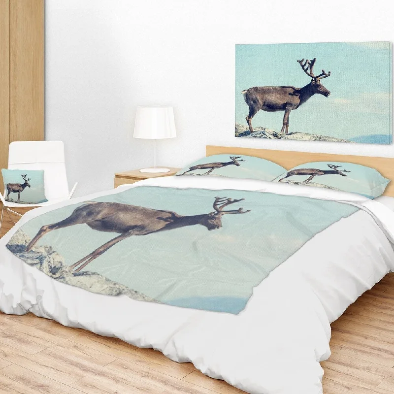Queen - size blankets for standard - sized bedsFleece blankets for a cozy and plush textureDesignart 'Large Reindeer in Norway' Abstract Throw Blanket Queen - size blankets for standard - sized bedsFleece blankets for a cozy and plush textureDesignart 'Large Reindeer in Norway' Abstract Throw Blanket