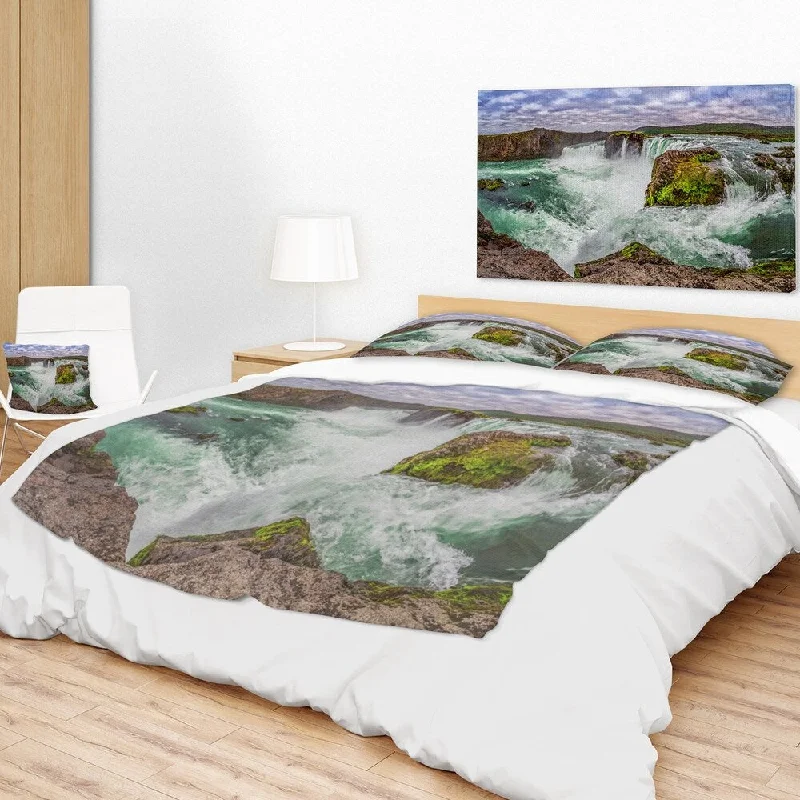 Wool blankets with natural warmth and insulationCashmere blankets for ultimate softness and luxuryDesignart 'Majestic Godafoss Waterfall Iceland' Landscape Fleece Throw Blanket