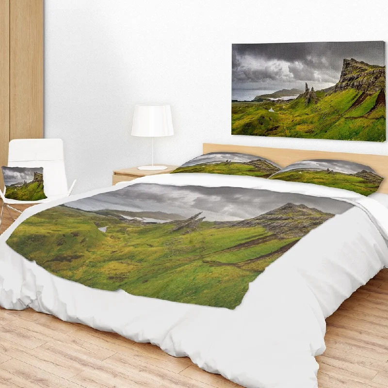Cashmere blankets for ultimate softness and luxuryBamboo fiber blankets with natural antibacterial propertiesDesignart 'Storr Mountains Panorama' Landscape Photography Throw Blanket