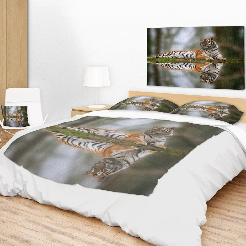 Queen - size blankets for standard - sized bedsLinen blankets with a rustic and textured lookDesignart 'Tiger Reflecting in Water' Animal Throw Blanket Queen - size blankets for standard - sized bedsLinen blankets with a rustic and textured lookDesignart 'Tiger Reflecting in Water' Animal Throw Blanket